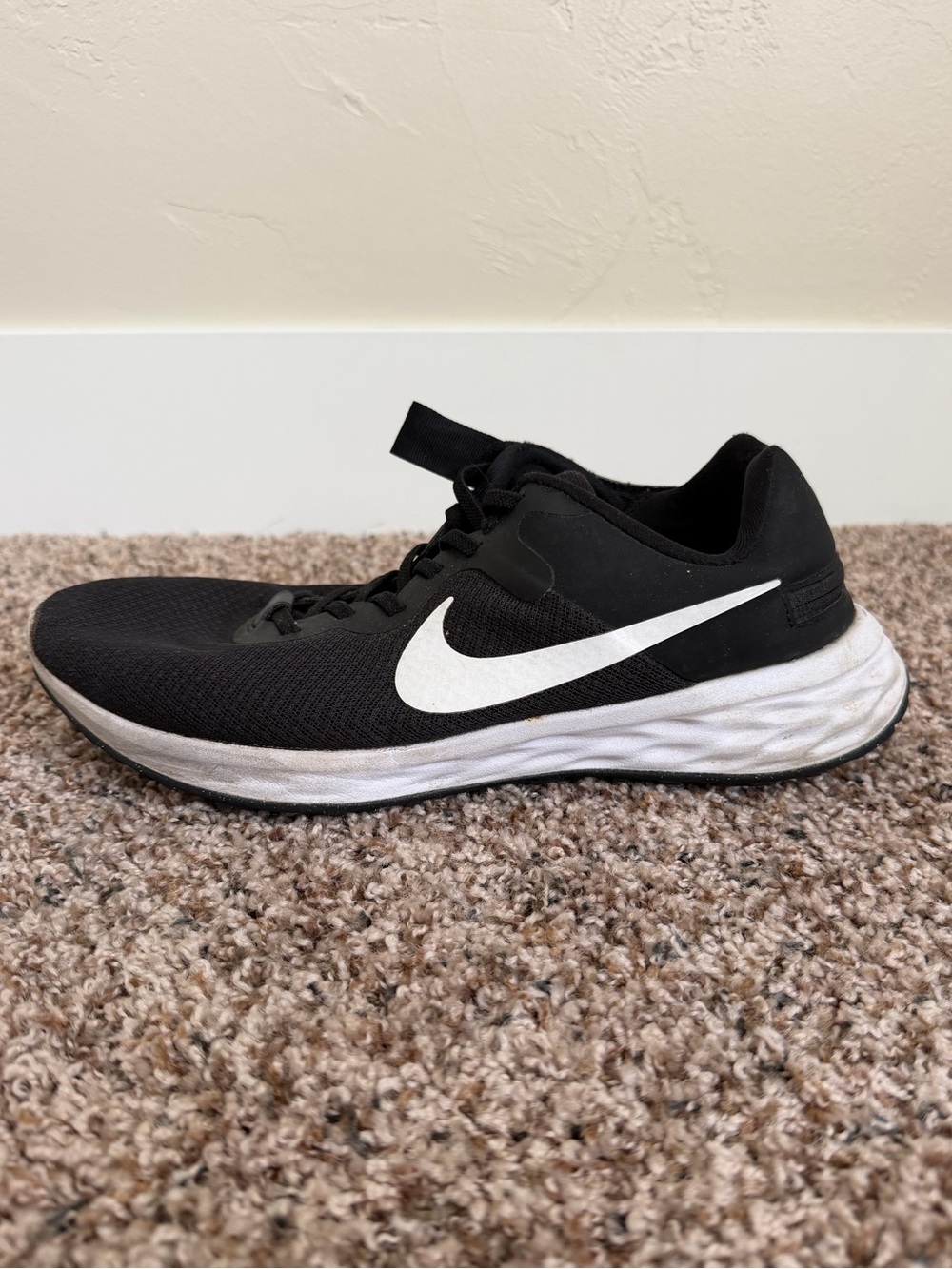 Nike Men’s Revolution 6 FlyEase Next Nature Shoes in black & white, size 10